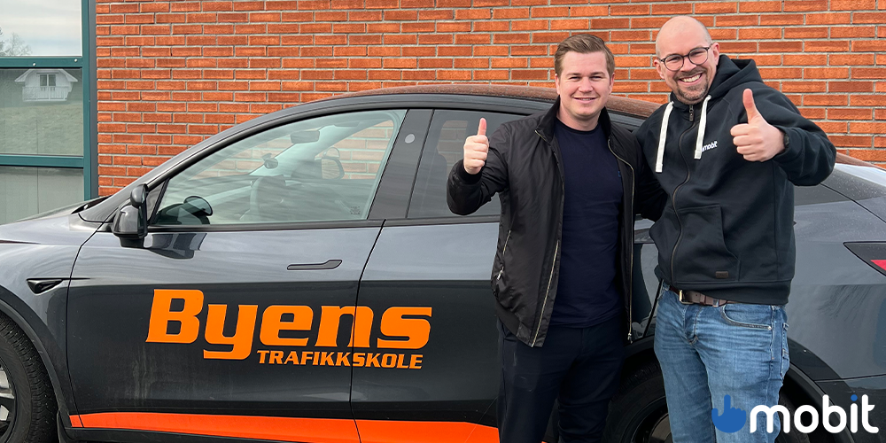 Fra venstre, daglig leder Henrik Svindal hos Byens Trafikkskole og Jesper Øien fra Mobit Sandefjord og Tønsberg.